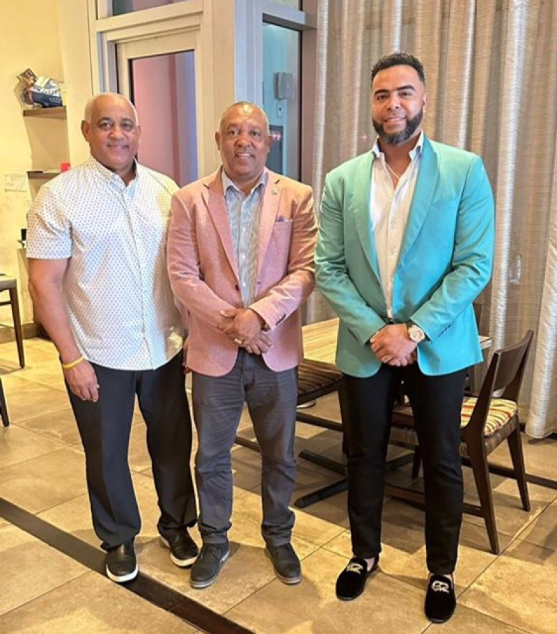 Nelson Cruz, gerente general de equipo dominicano para el Clásico Mundial en compañía de Juan Núñez Nepomuceno, presidente de Fedobe y Omar Minaya, asesor especial.