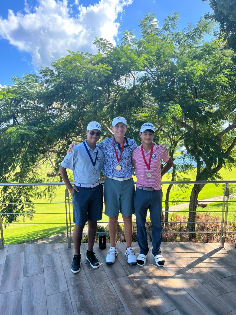 Al centro, Rodrigo Huerto, ganador del torneo en la 15-18. Sus amigos Javier Gubern y Gonzalo Sánchez, segundo y tercero, respectivamente.