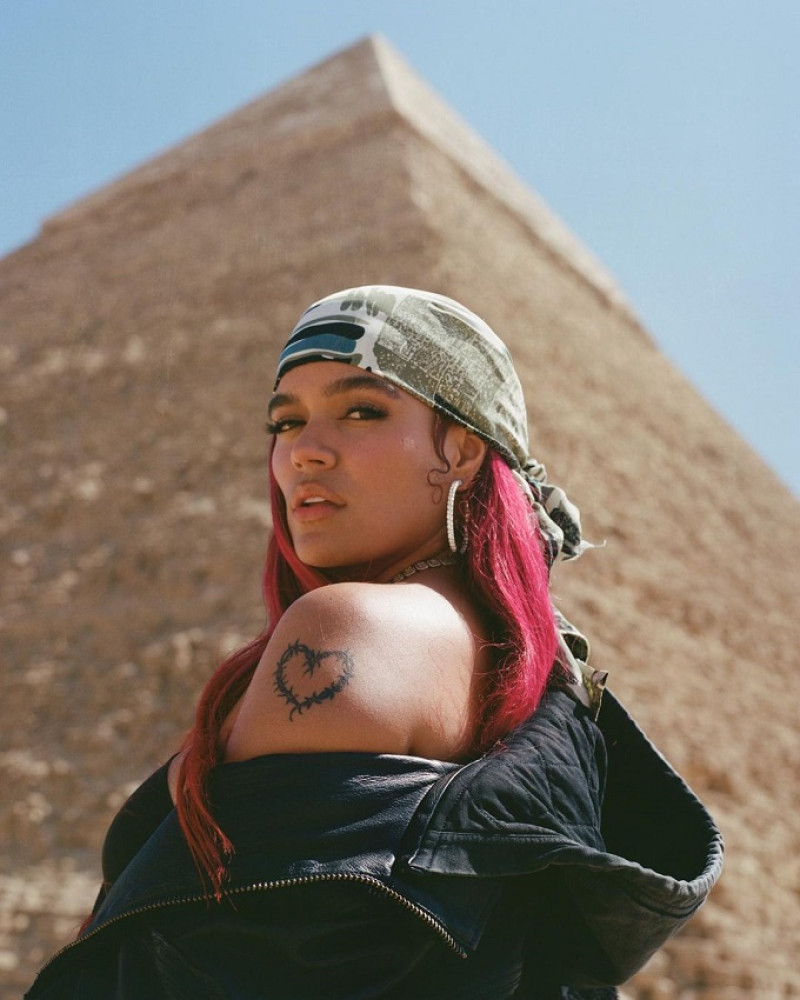 Karol G en la grabación del videoclip de su tema "Cairo". Foto: Instagram