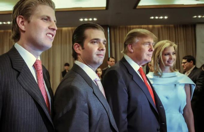 Donald Trump, presidente y director ejecutivo de la Organización Trump, posa con sus hijos, de izquierda a derecha, Eric, Donald Jr. e Ivanka, en la inauguración del Trump SoHo de Nueva York el 9 de abril de 2010. La Organización Trump podría recibir una multa de hasta 1.6 millones de dólares. AP