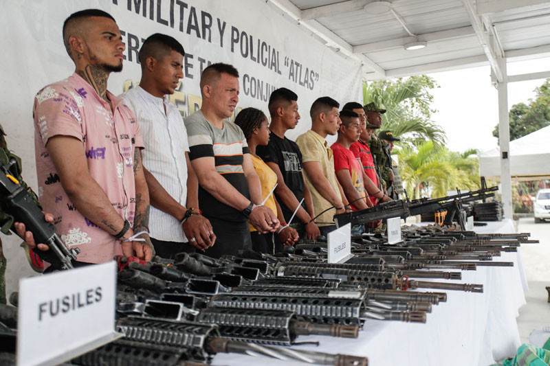 Guerrilleros de las disidencias de las FARC capturados en la frontera con Ecuador. AP