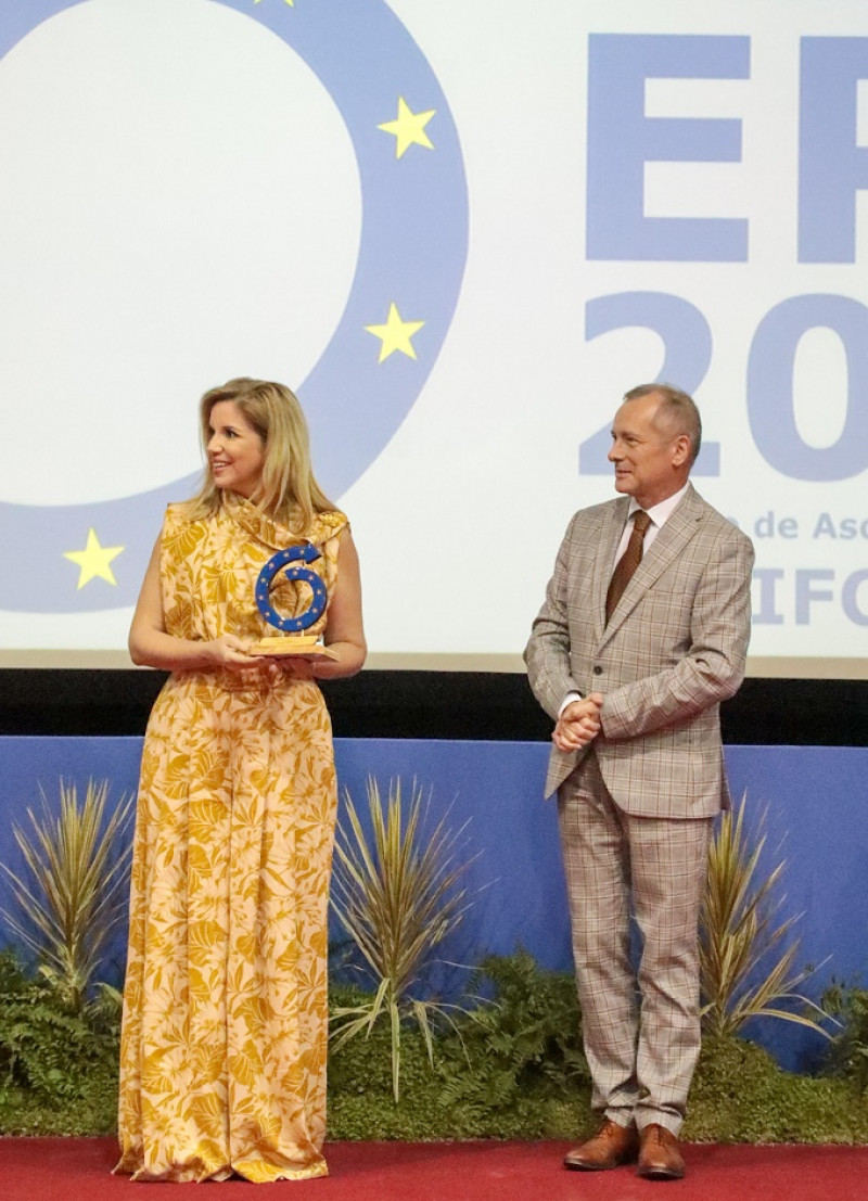 Elsa Turull de Alma, vicepresidenta de Larimar Films, recibe el Premio EPA 2022 de mano de Eric Fournier, Embajador de Francia en RD