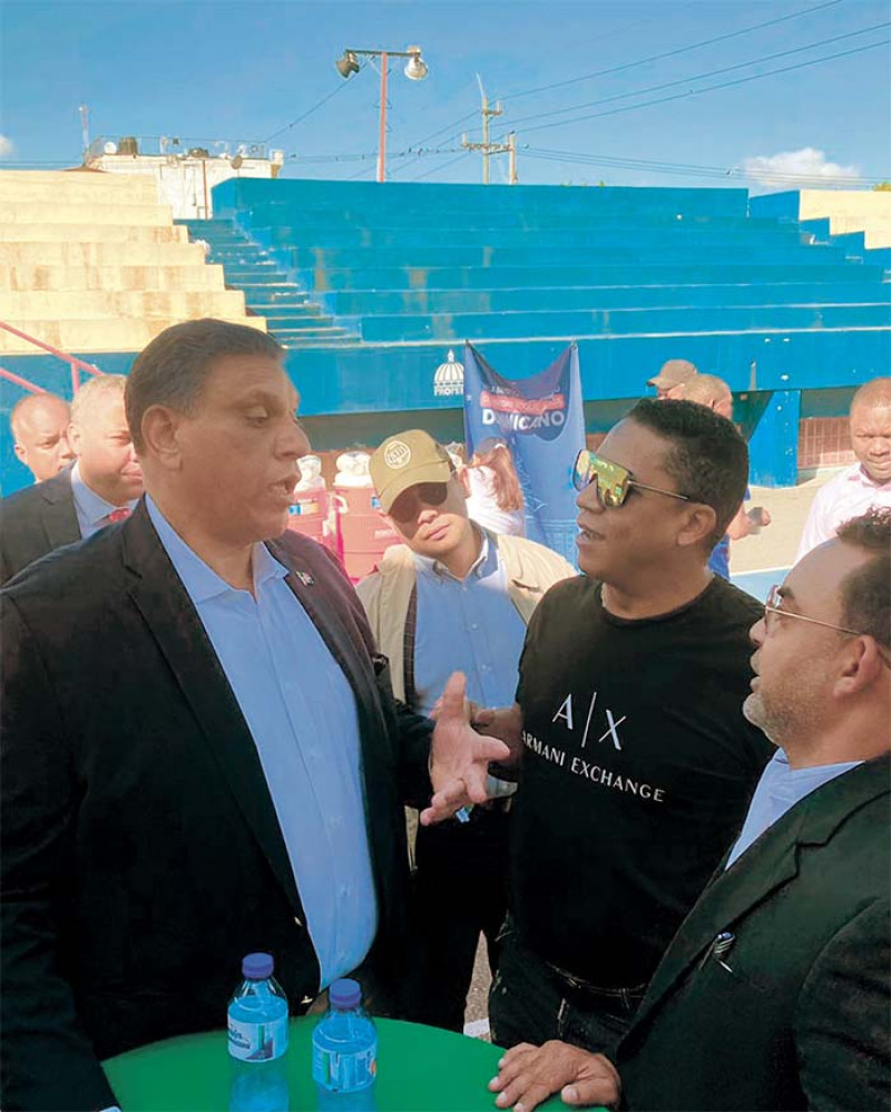 El ministro Jesús Vásquez conversa con peloteros que
participaron en el encuentro. ÁNGEL VALDEZ/LD