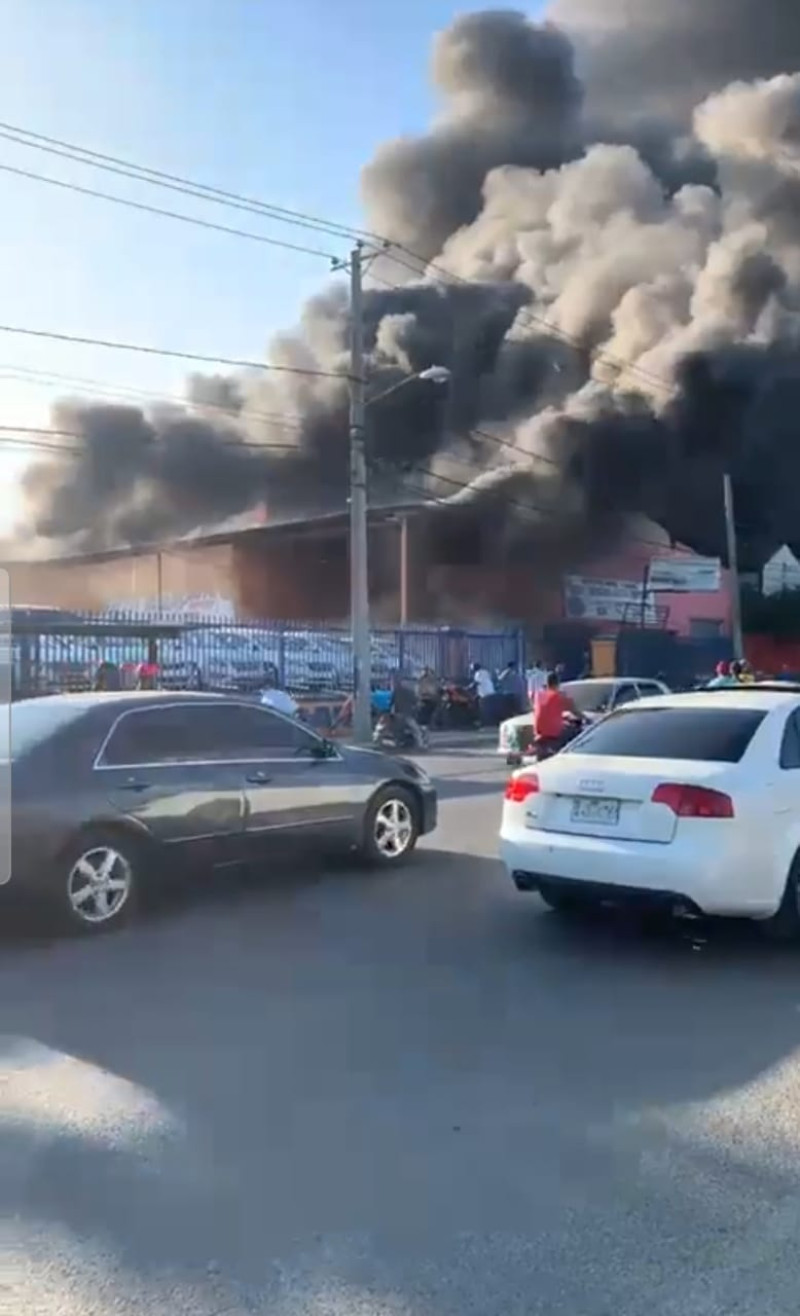 Incendio en agencia de vehículos. 

Foto: IVásquez| Listín Diario