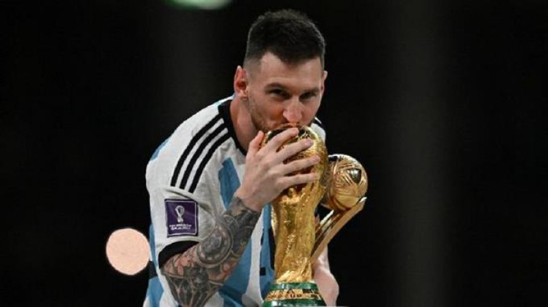 Lionel Messi besa la anhelada copa del mundo.