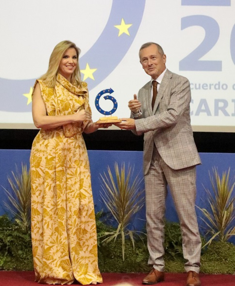 Elsa Turull de Alma vicepresidenta de Larimar Films recibe el Premio EPA 2022 de mano de Eric Fournier, Embajador de Francia en RD