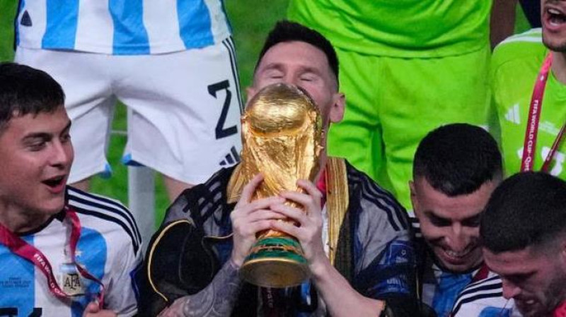 Lionel Messi besa la Copa del Mundo que conquistó con Argentina el domingo 18 de diciembre en Lusail, Qatar, tras imponerse por penales a Francia.