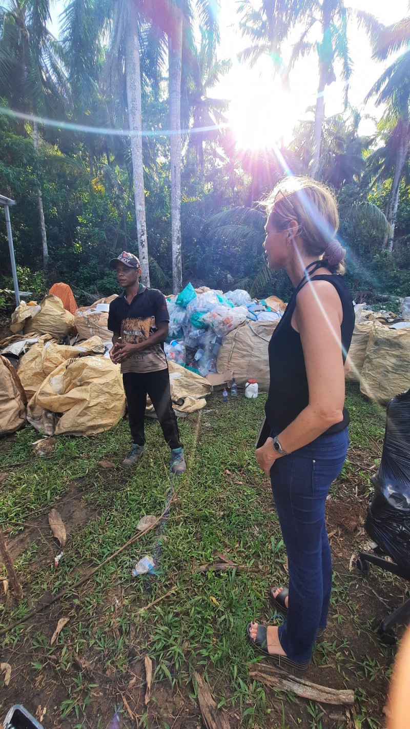 Alfonso muestra su proyecto de reciclaje en El Limón, Samaná, a la ambajadora Maike Friedrichsen.  Melanie Mller.
