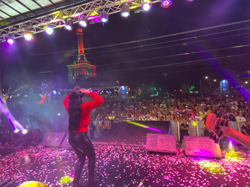 Una multitud se congregó en la primera entrega, el pasado jueves, en "La Mega Parranda Navideña".