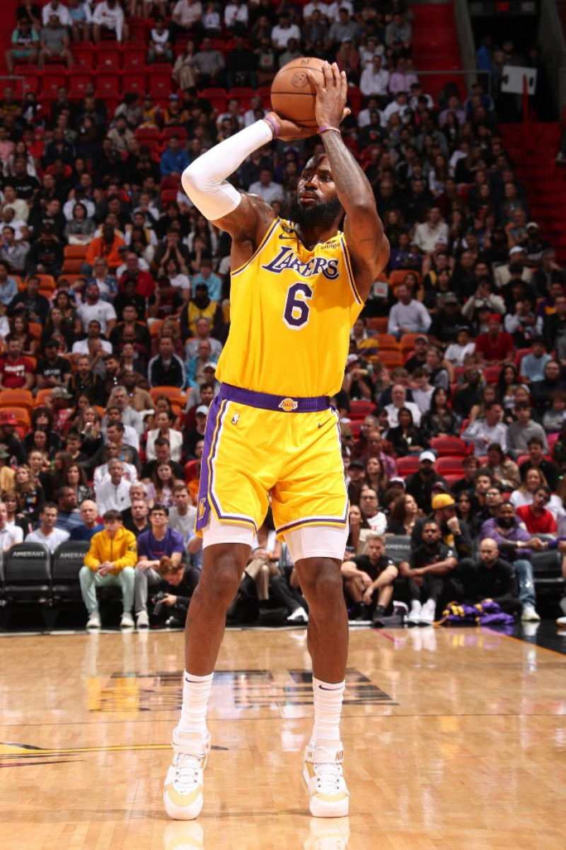 LeBron James #6 de Los Ángeles Lakers lanza el balón durante el partido contra Miami Heat el 28 de diciembre de 2022 en el FTX Arena de Miami, Florida, 28 de diciembre. Fuente: AFP.