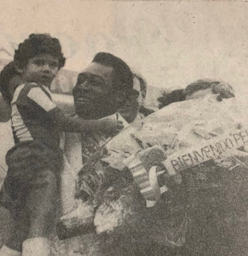 Pelé carga infante a su llegada al Aeropuerto Internacional de las Americas AILA / Listín Diario