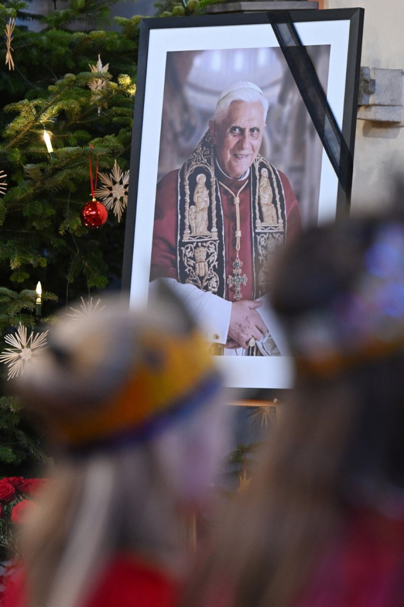 Una fotografía del difunto ex Papa emérito Benedicto XVI durante un culto en la iglesia católica de San Oswald en su localidad natal Marktl, sur de Alemania, el 31 de diciembre de 2022. Fuente: AFP.