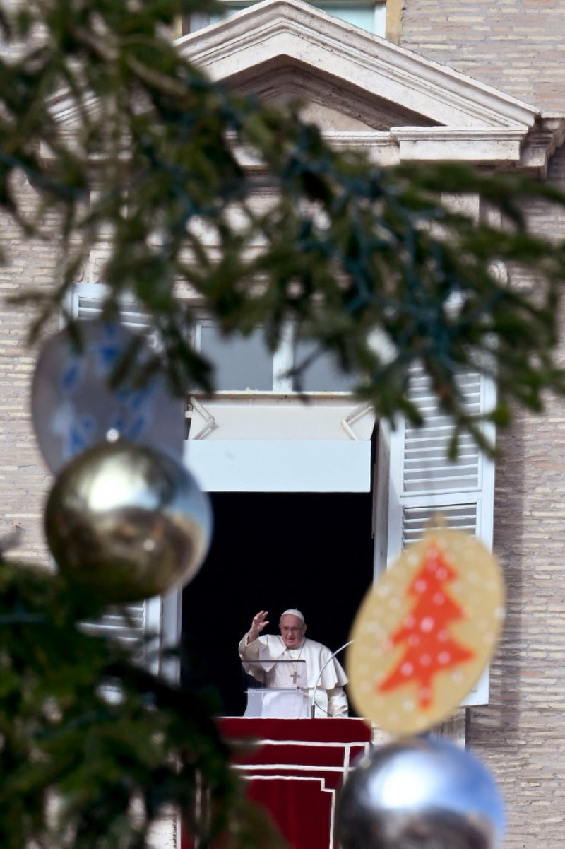 El Papa Francisco gesticula mientras se para en la ventana mientras se dirige a los fieles reunidos en la Plaza de San Pedro para la oración del Ángelus, en el Vaticano el 1 de enero de 2023.
Foto: Filippo Monteforte/ AFP
