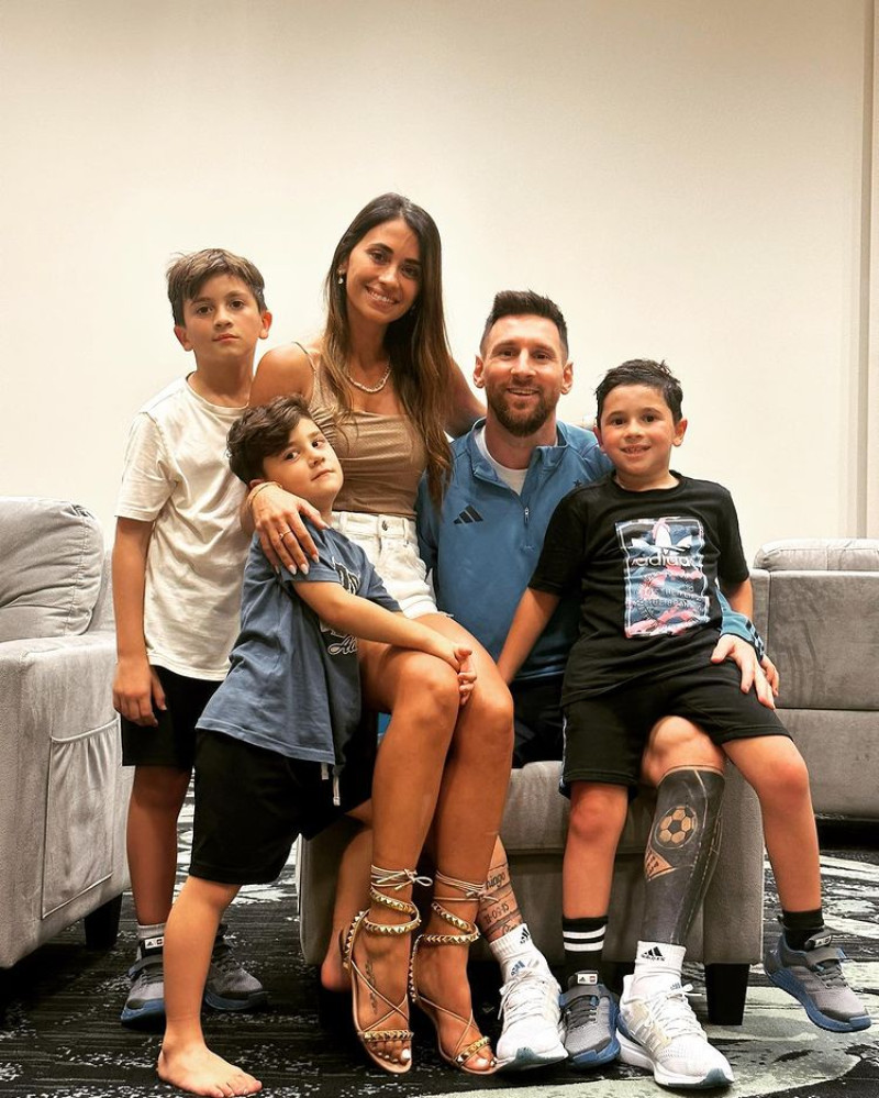 Lionel Messi junto a su esposa y su tres hijos. Fuente: Instagram.