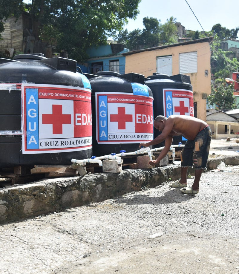 Un hombre usa agua de una tubería instalada por las autoridades de Salud Pública en un barrio de la capital afectado por la carencia de ese servicio.