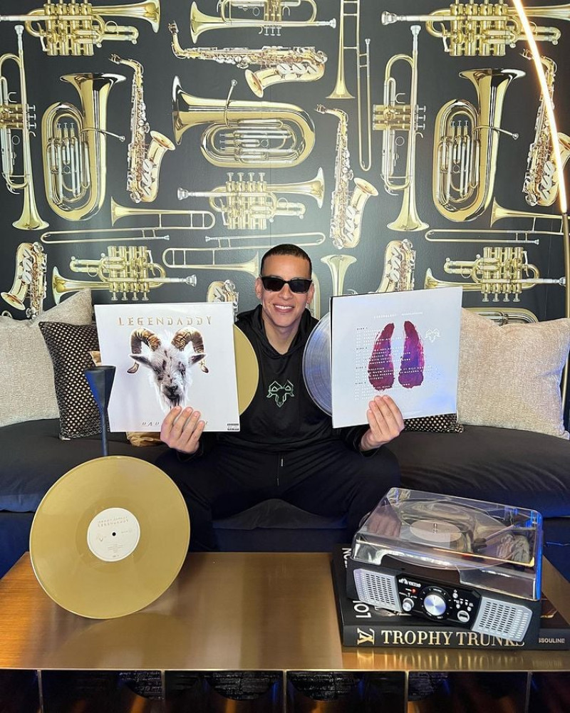 Daddy Yankee presenta su disco "Legendaddy" en vinilo