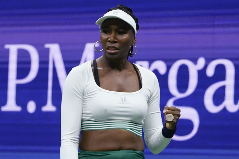 Venus Williams reacciona en el partido de primera ronda de dobles con Serena Williams, en contra de Lucie Hradecka y Linda Noskova en el Abierto de Estados Unidos.