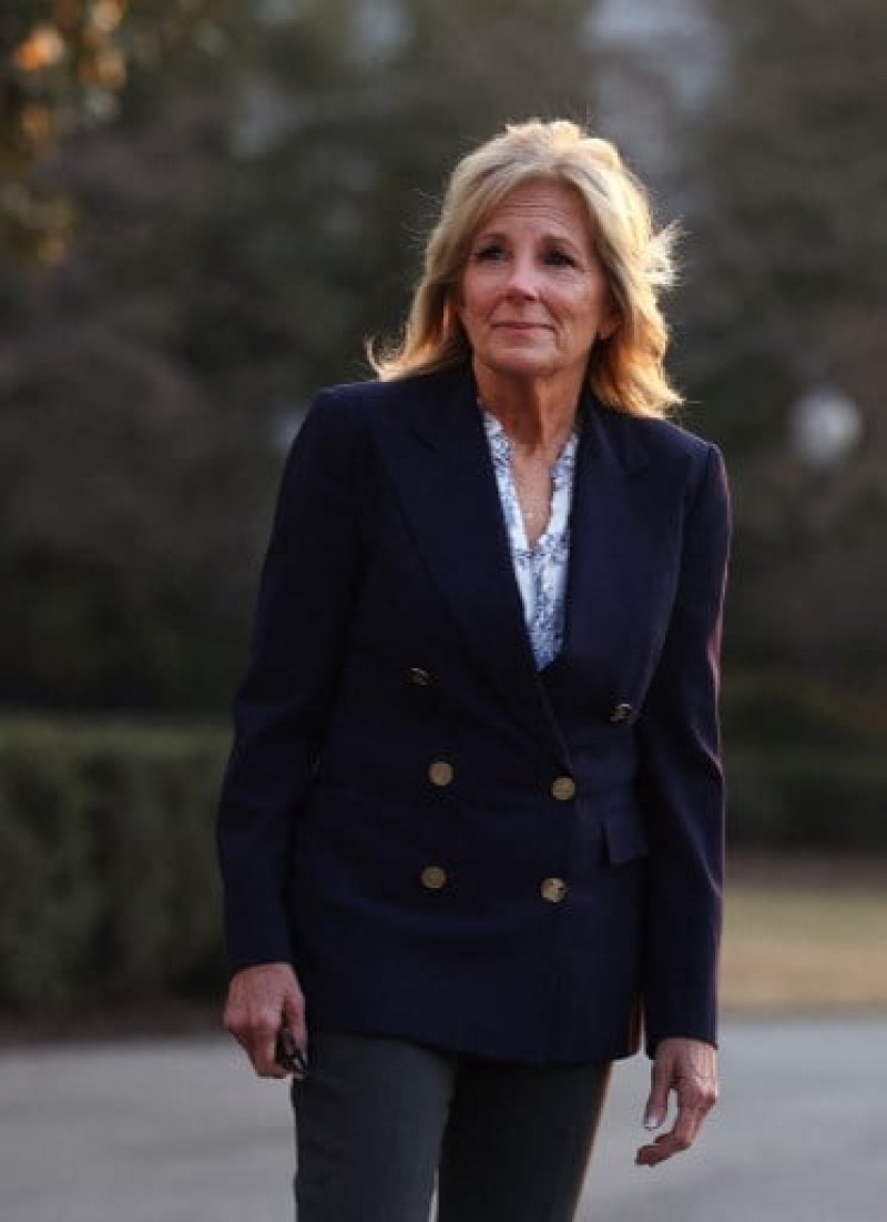 La Primera Dama Jill Biden sale de la Casa Blanca el 11 de enero de 2023 en Washington, DC. AFP