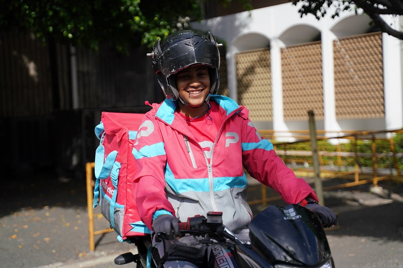 Arlyn Faña, de Bajos de Haina, es repartidora y mototaxista. Raúl Asencio / LISTÍN DIARIO