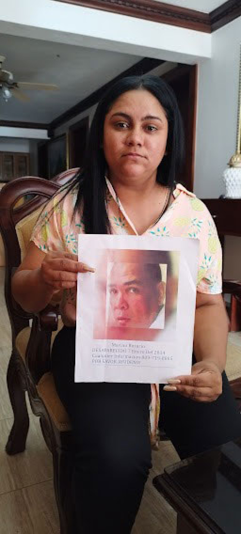 Jessi Rosario muestra la foto de su padre Marino Rosario, desaparecido hace 9 años.