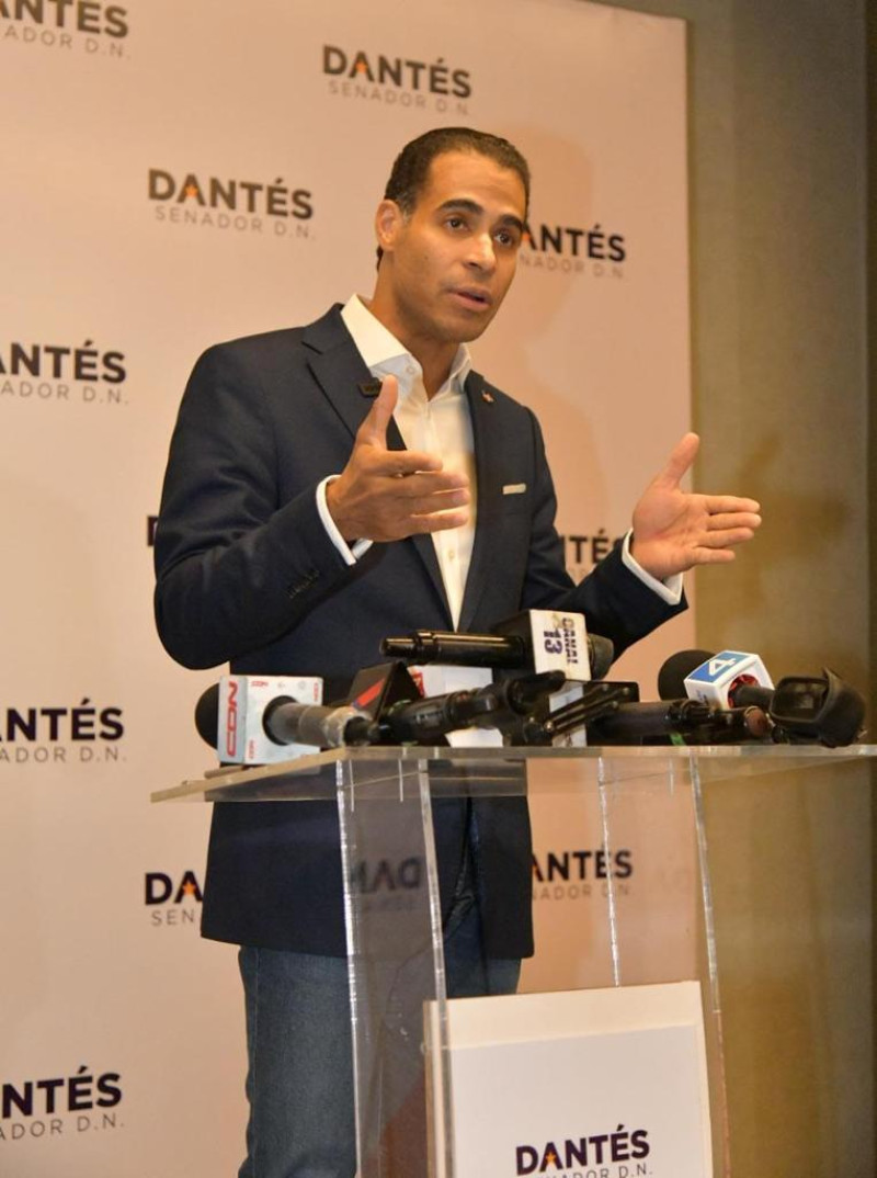 José Dantes durante su anuncia de aspiración, LD