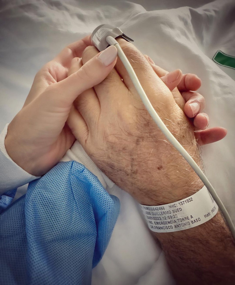 Pamela Sued sostiene la mano de su padre en el hospital. La imagen fue compartida por la comunicadora hace unos días cuando anunció que su padre había sufrido una caída.