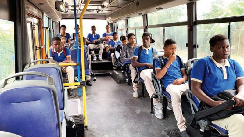 Cientos de estudiantes fueron favorecidos con el transporte escolar en La Victoria.