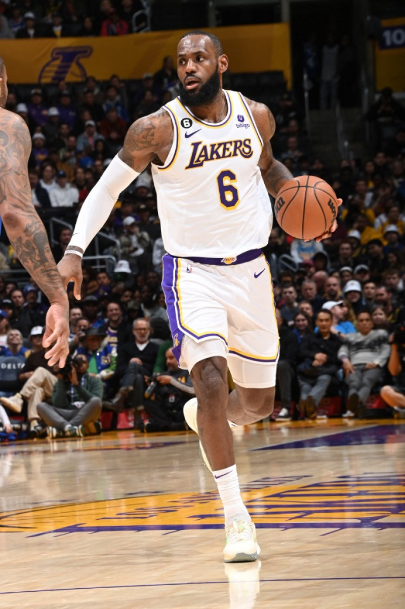 LeBron James #6 de Los Ángeles Lakers dribla el balón durante el partido contra los Philadelphia 76ers el 15 de enero de 2023 en el Crypto.Com Arena de Los Ángeles, California. Fuente: AFP.