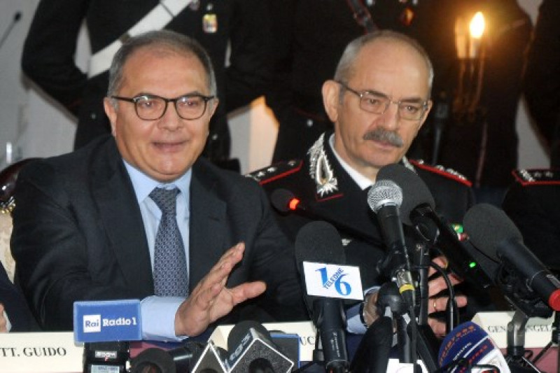 El fiscal Maurizio De Lucia (Derecha) y el comandante de la ROS Pasquale Angelosanto (Izquierda) durante una conferencia de prensa en Palermo el 16 de enero de 2023 tras el arresto del jefe de la mafia más buscado de Italia, Matteo Messina Denaro.