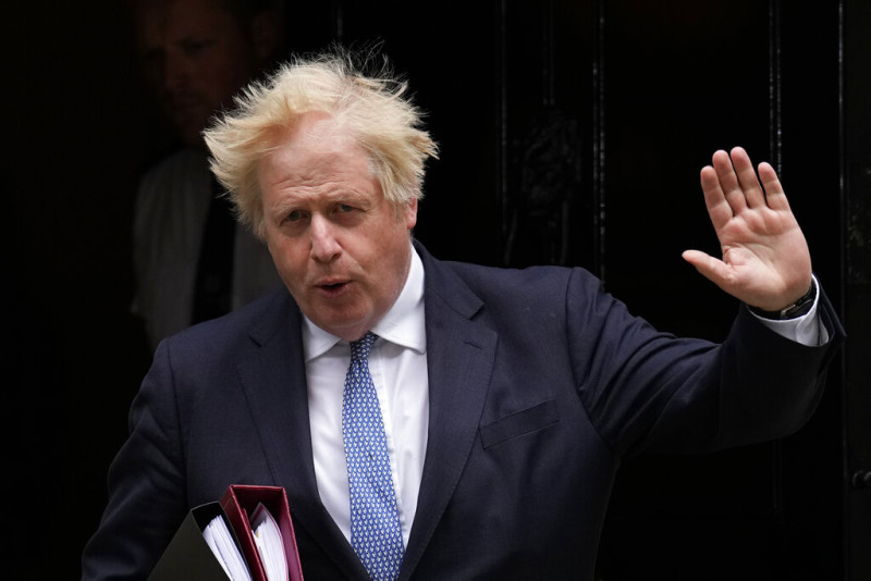 El primer ministro Boris Johnson sale del número 10 de Downing Street, en Londres, el 25 de mayo de 2022.

Foto: AP/Matt Dunham