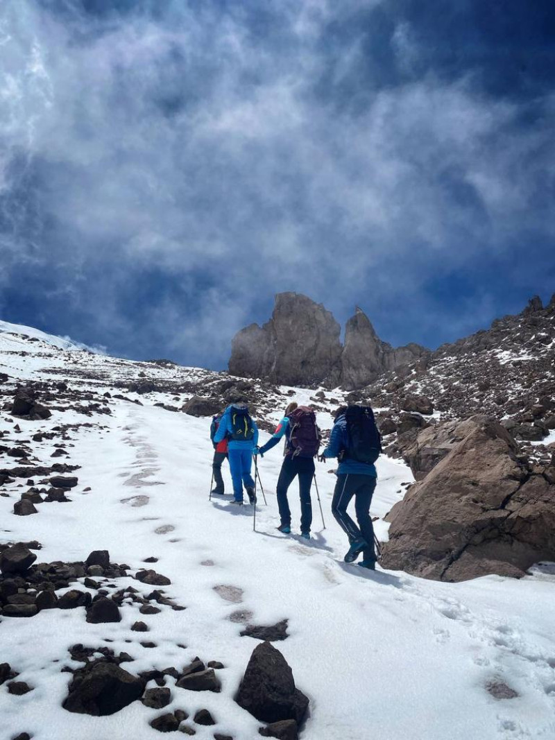Excursionistas en el Chimborazo. Foto: Cristián Cruz.