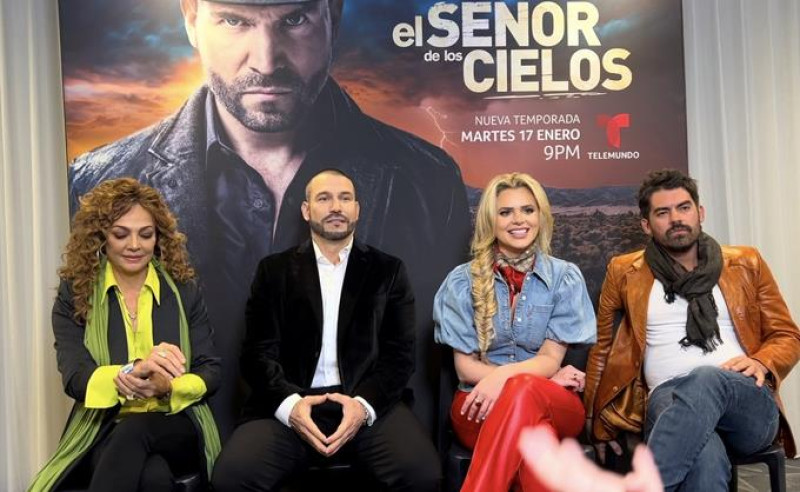 El elenco de la octava temporada de la telenovela "El Señor de los Cielos", Marisela González (i), Rafael Amaya (2-i), Isabella Castillo (2-d) e Iván Arana (d) posan para EFE durante una entrevista realizada el 8 de enero en Los Ángeles, California (EEUU). (Foto: EFE/Alicia Civita