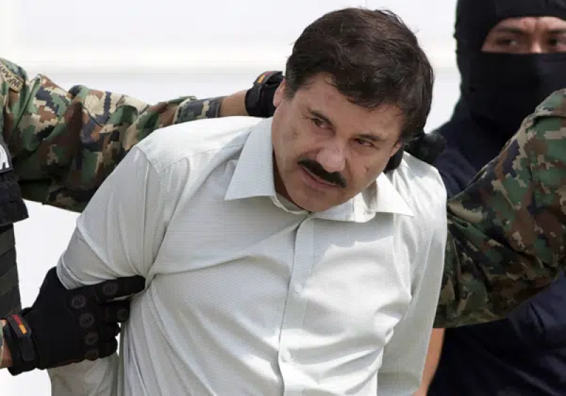 En esta fotografía de archivo del 22 de febrero de 2014, Joaquín "El Chapo" Guzmán, jefe del Cártel de Sinaloa en México, es escoltado a un helicóptero en la Ciudad de México luego de su captura.  AP