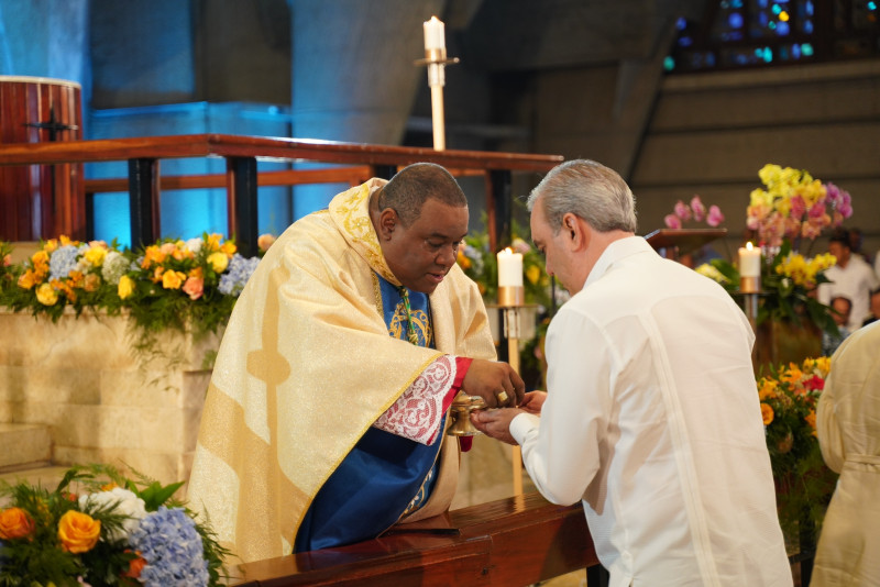 El presidente de la República, Luis Abinader, junto al obispo Jesús Castro Marte durante la misa oficiada este sábado 21 de enero de 2023 en la Basílica Nuestra Señora de la Altagracia, en Higüey/ Raul Asencio Listín Diario