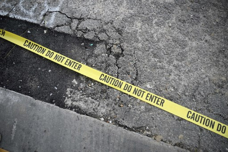La cinta policial se ve en el suelo en la escena de un tiroteo masivo en Monterey Park, California, el 22 de enero de 2023. Diez personas murieron y al menos otras 10 resultaron heridas en un tiroteo masivo en una ciudad mayoritariamente asiática en el sur de California. , dijo la policía, con el sospechoso aún prófugo horas después.
Robyn Beck / AFP
