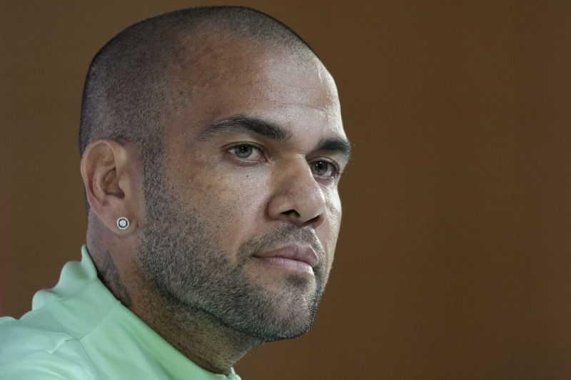 En esta imagen de archivo, Dani Alves escucha una pregunta durante una conferencia de prensa antes del partido del Grupo G del Mundial de Qatar entre Brasil y Camerún.