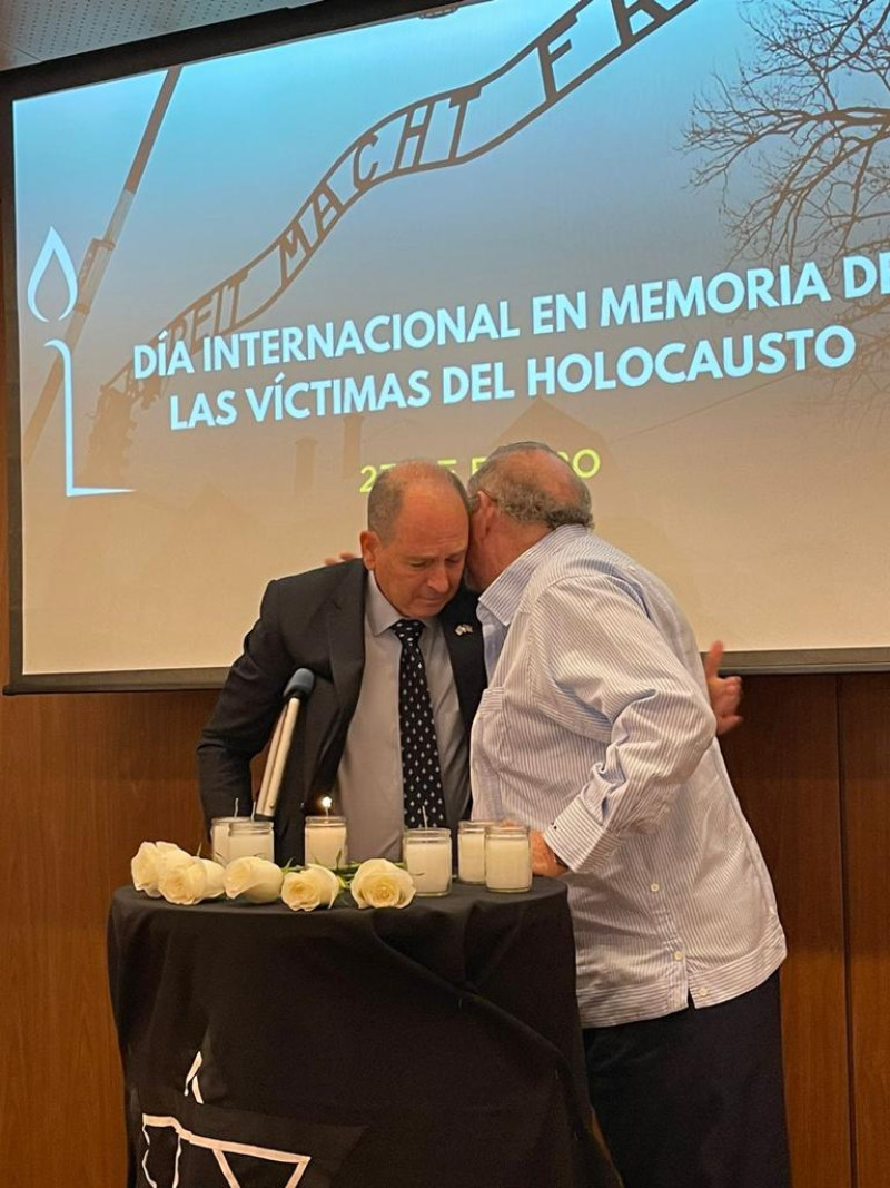 Embajador Daniel Biran y el miembro de la comunidad judía Isaac Rudman encienden la primera vela en un emotivo momento. Fuente externa.