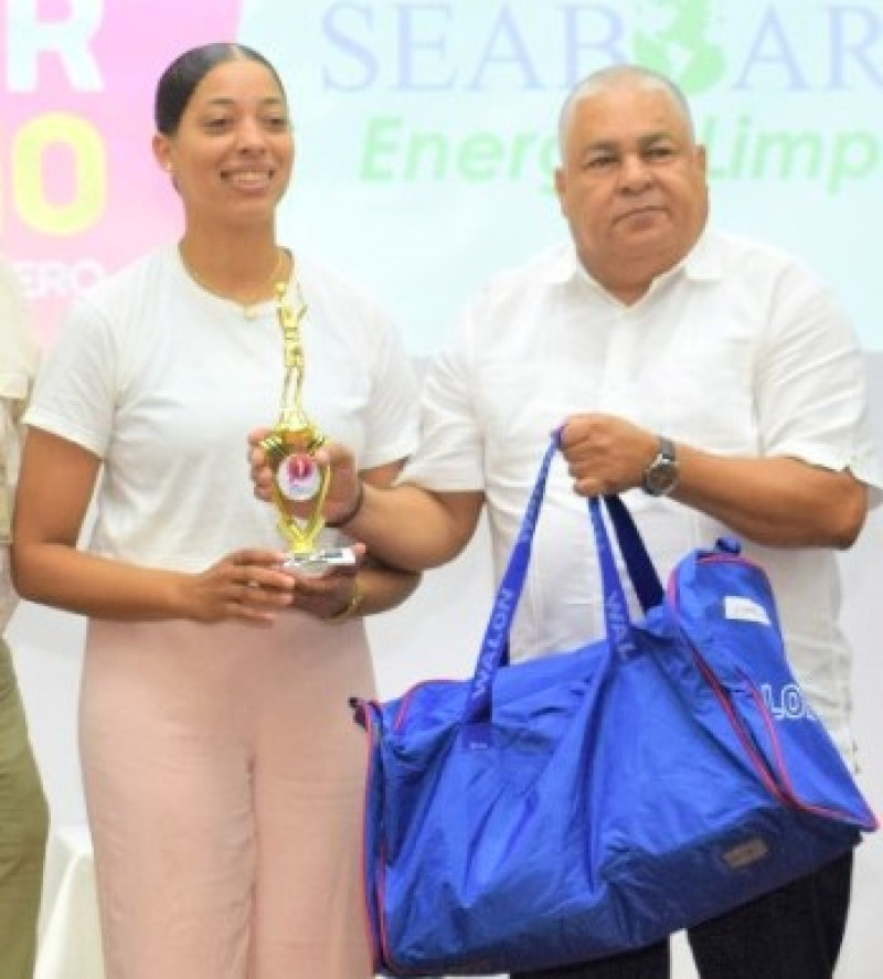 Yuleidy Zapata, de las Laguneras, recibe su premio de Jugadora Más Valiosa de la serie final de Fernando Geraldino, gerente de Seaboard.