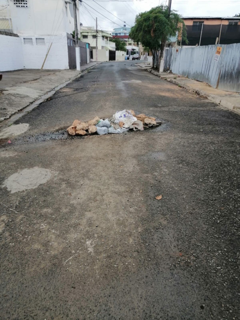 Calles deterioradas, tuberías rotas y escape de agua y desechos humanos en la calle Segunda, de Antillas.