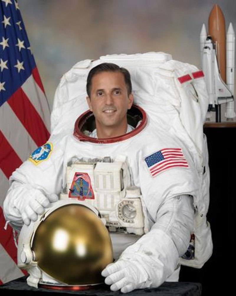 Fotografía cedida por la NASA donde aparece el veterano astronauta de origen puertorriqueño Joseph Acabá que ha estado un total de 306 días en el espacio, repartidos en tres misiones. 

Foto: FE/NASA