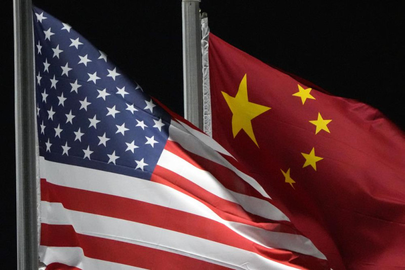 Banderas de China y Estados Unidos.