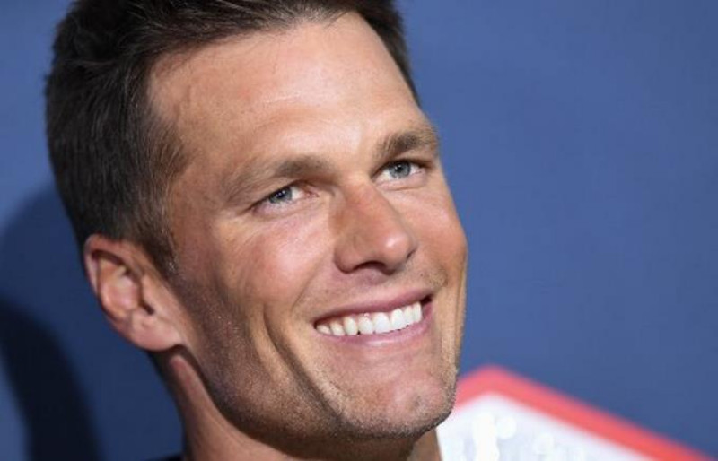 La estrella de la NFL, Tom Brady, anunció su retiro definitivo y más tarde su futura incursión como comentarista deportiva para FOX. Foto: AFP