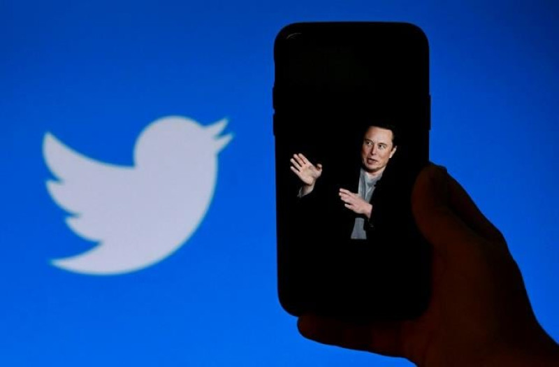 Esta foto ilustrativa tomada el 30 de enero de 2023 muestra la pantalla de un teléfono que muestra una publicación en la cuenta de Twitter de Elon Musk que dice "Yikes.
Foto: OLIVIER DOULIERY / AFP