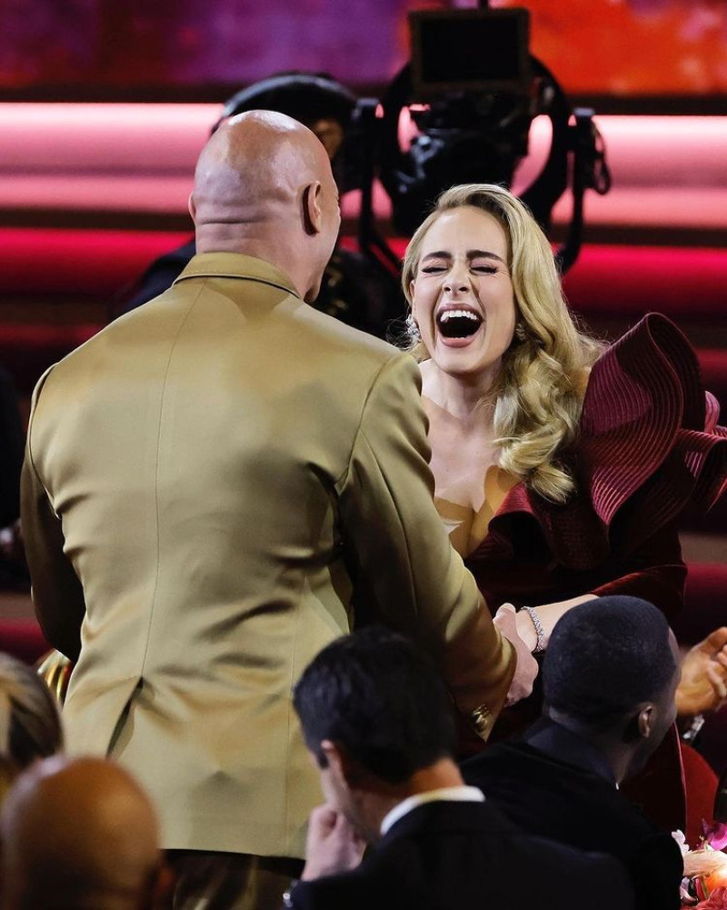Adele se emociona al conocer a ´The Rock´. Foto: Instagram SensaCine México