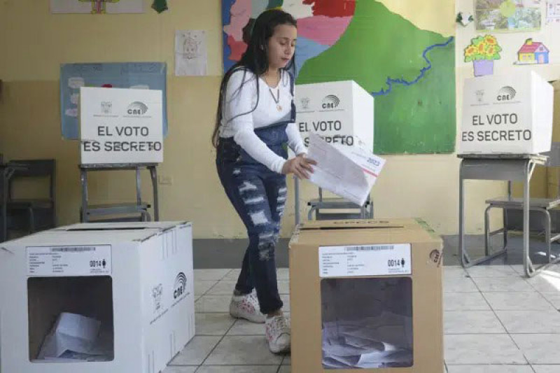 Una mujer emite su voto durante las elecciones intermedias y un referéndum nacional, en Quito, Ecuador, el domingo 5 de febrero de 2023. AP