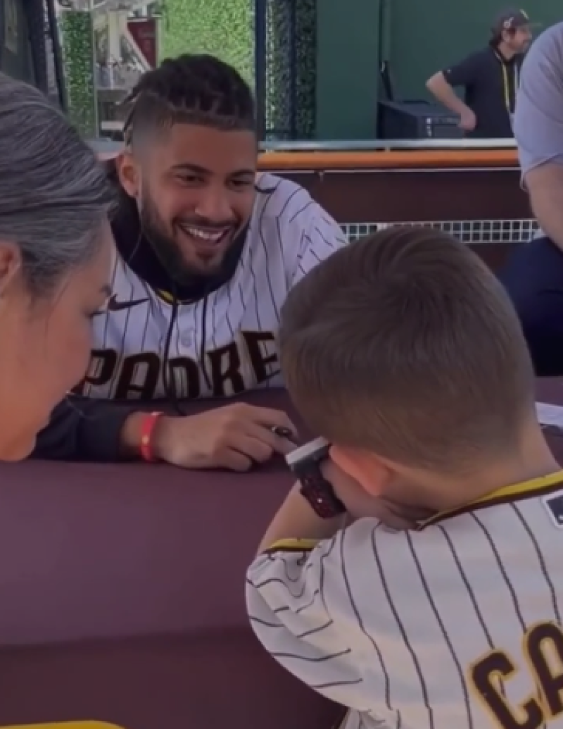 Momento cuando el jugador de béisbol, Fernando Tatis Jr., comparte con el niño que lo confundió con su compañero de equipo, Manny Machado. Foto: Captura.