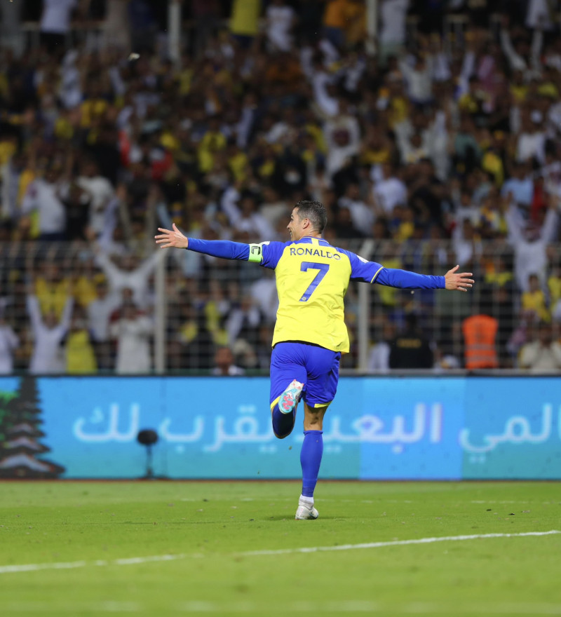 Cristiano Ronaldo celebra luego de anotar uno de los cuatro goles en el triunfo de Al Nassr 4-0 ante Al Wehda.