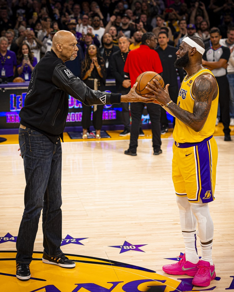 Kareem Abdul-Jabbar entrega a LeBron James el balón con el que consiguió superarlo como el máximo anotador en la historia de la NBA.