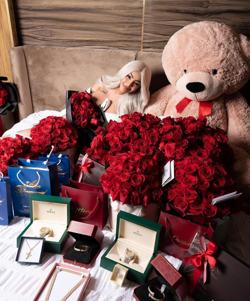 Yailin la más viral muestra sus regalos de San Valentín a tráves de su cuenta Instagram.