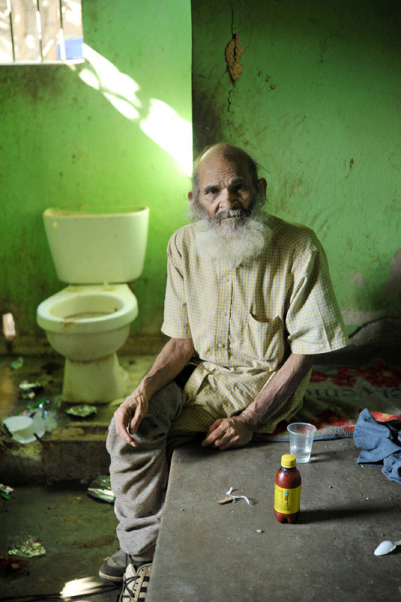 José Antonio, de más de 60 años, vive en su encierro debido a sus problemas mentales./alberto liranzo/LD